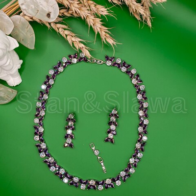 Набор украшений из кубического циркония.