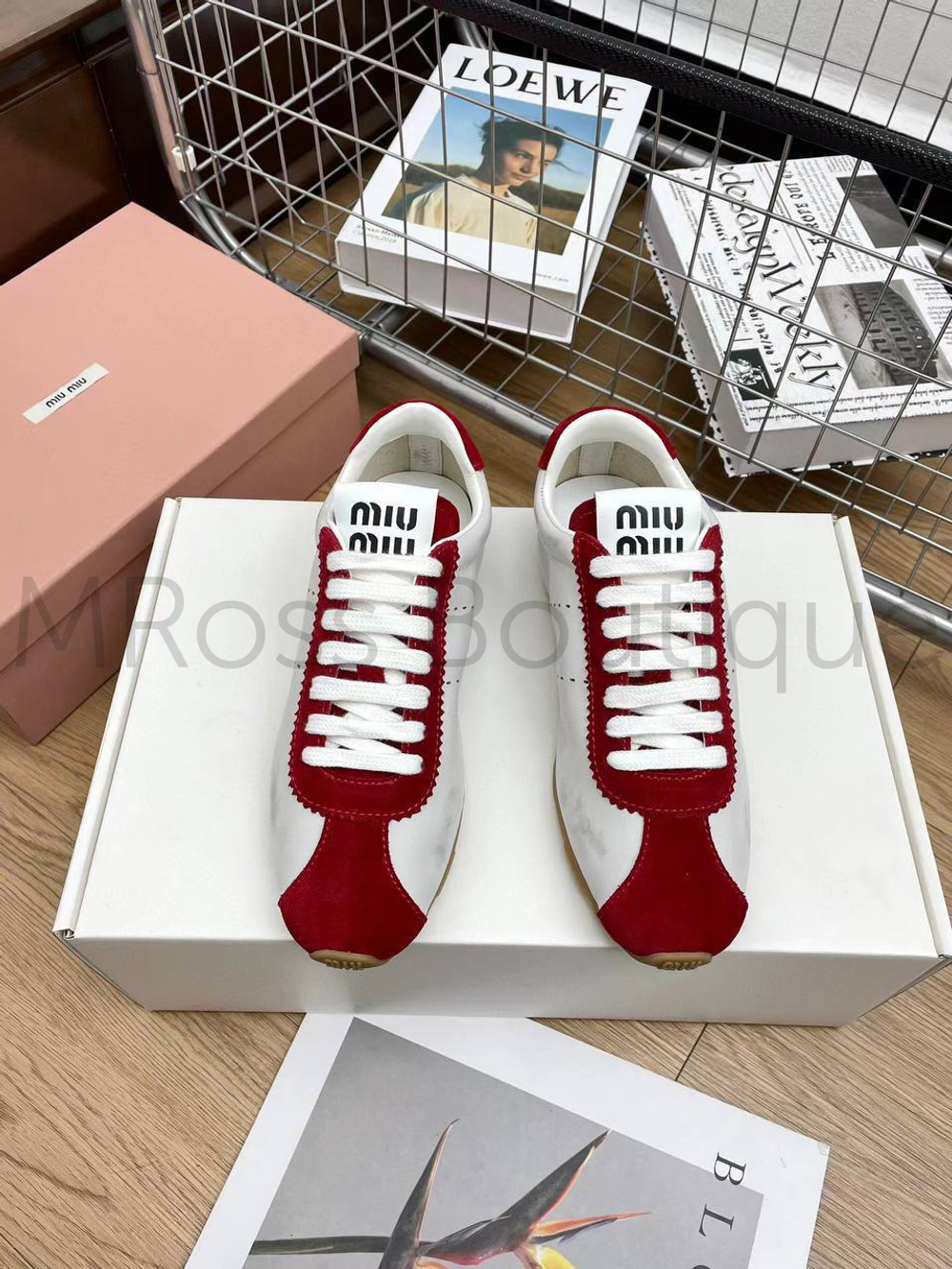 Женские кеды Miu Miu в красно-белом цвете с логотипом