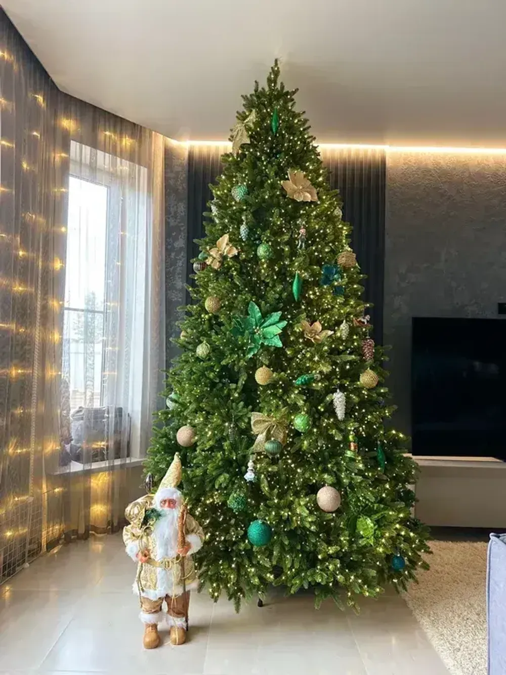 Елка с гирляндой встроенной «Юлия» (Литая хвоя) 270 см / 2,7 м