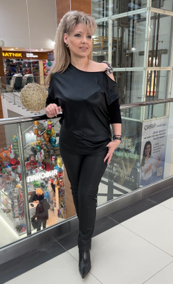 Комбинированный черный блузон с пикантным вырезом и цепочкой.