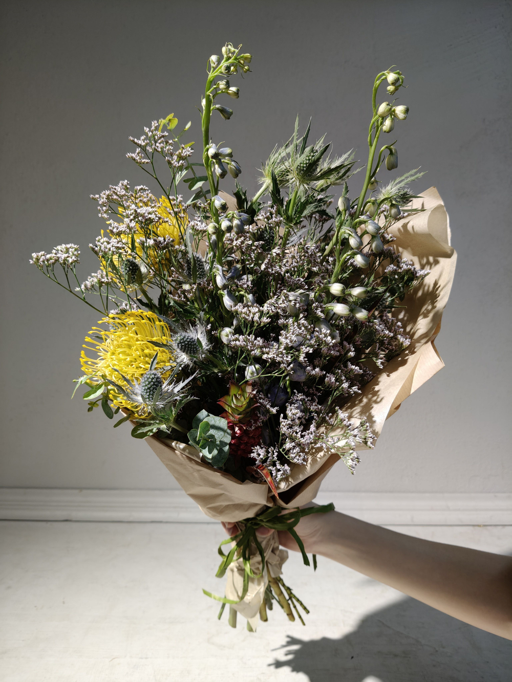 Летний солнечный букет с танацетумом и ароматными пионами Сара Бернард (С0034)