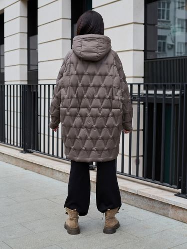 Удлиненный пуховик цвета хаки с манишкой-капюшоном