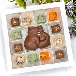 Шоколадный подарок "Боксерские перчатки ": фигурка и 12 конфет ручной работы