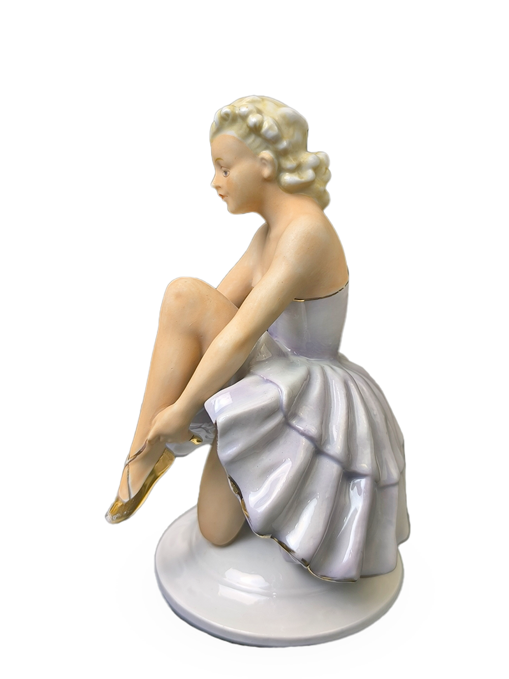 Фарфоровая статуэтка "Балерина надевающая пуанты"