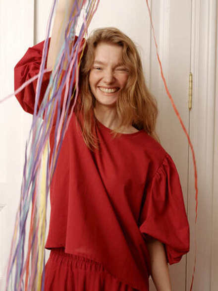 Блузка с рукавами-фонариками и капелькой на спине из вишневого батиста