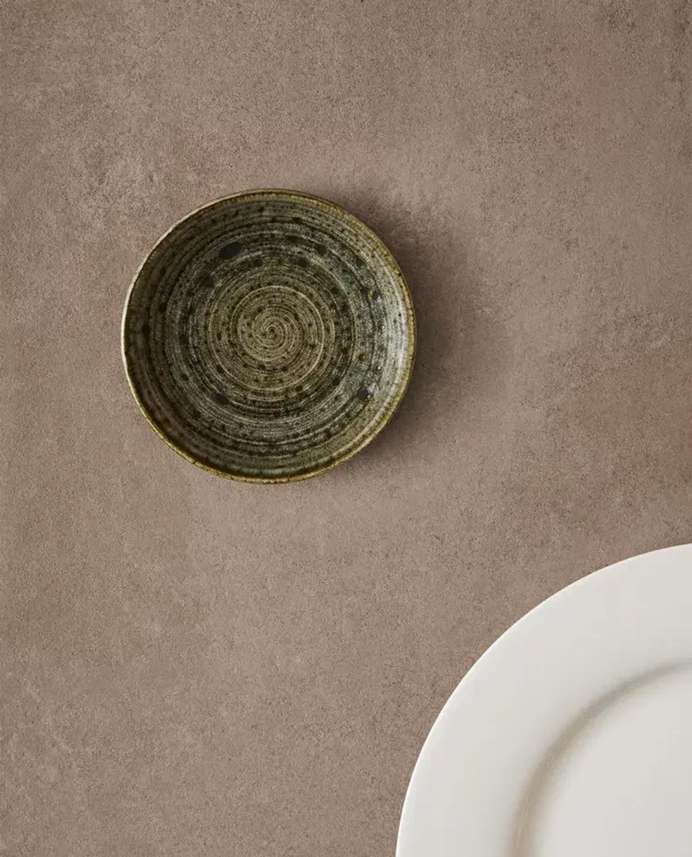 ZARA HOME ФАЯНСОВАЯ ТАРЕЛКА ДЛЯ ХЛЕБА С УЗОРОМ В ВИДЕ СПИРАЛИ, ЗЕЛЕНЫЙ