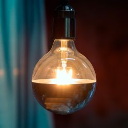 LED-G125-4W-4000K-E27-CL MIRROR-CHROME PLS02WH Лампа светодиодная. Форма шар. прозрачная колба с зеркальным отражателем. Серия Sky. Белый свет 4000K. Картон. ТМ Uniel