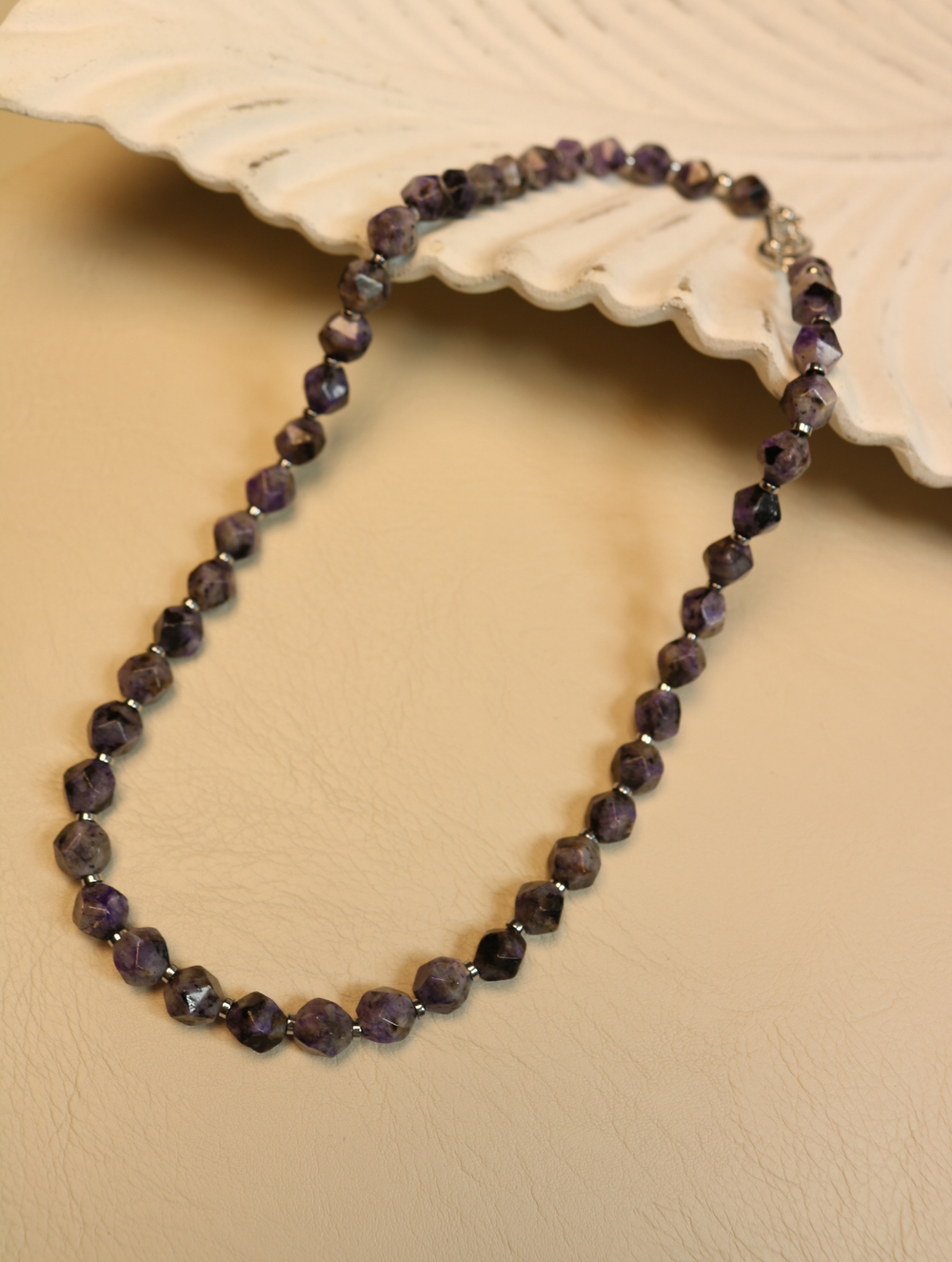 Чокер из чароита "Фиолетово-черный"