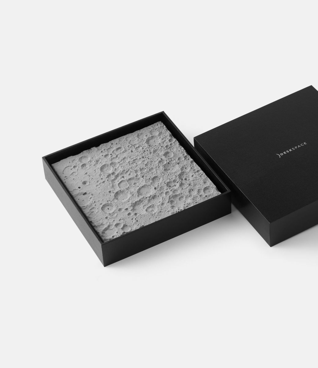 Deskspace Lunar Surface Large — лунная поверхность из бетона