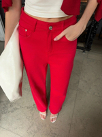 Джинсы в красном цвете прямого кроя