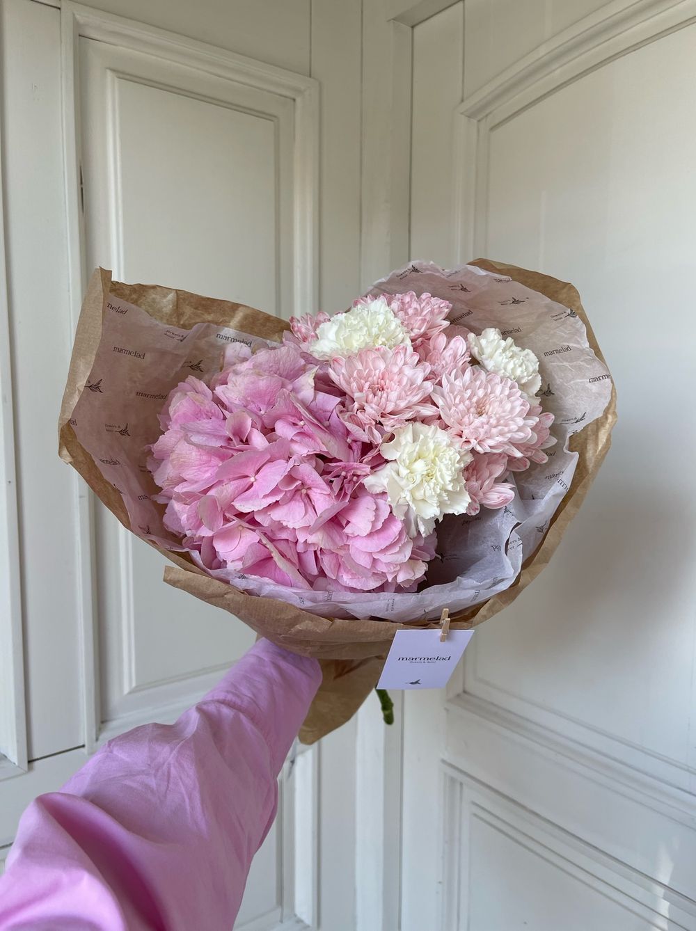 Букет сборный с персиковой хризантемой