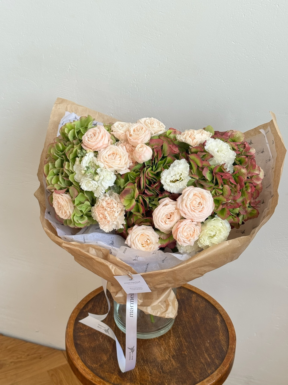 Букет из гортензии, маттиолы, кустовых пионовидных роз, лизиантуса и диантусов