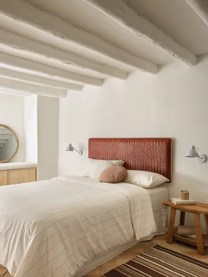 Изголовье подвесное Natesa из массива тика и кожи 163x60 см