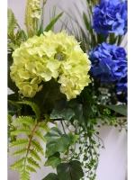 Напольная композиция из искусственных растений и цветов