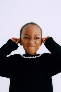 ZARA ВЯЗАНЫЙ ДЖЕМПЕР С ВОЛНИСТЫМИ ДЕТАЛЯМИ, ЧЕРНЫЙ