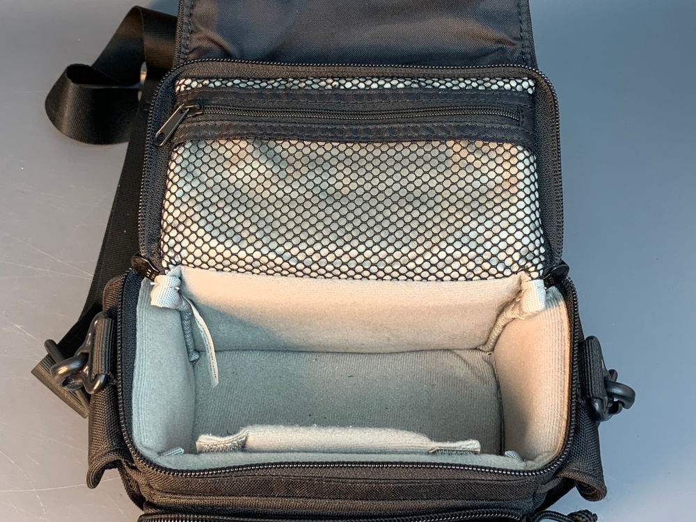 Сумка для фотоаппарата черная Lowepro