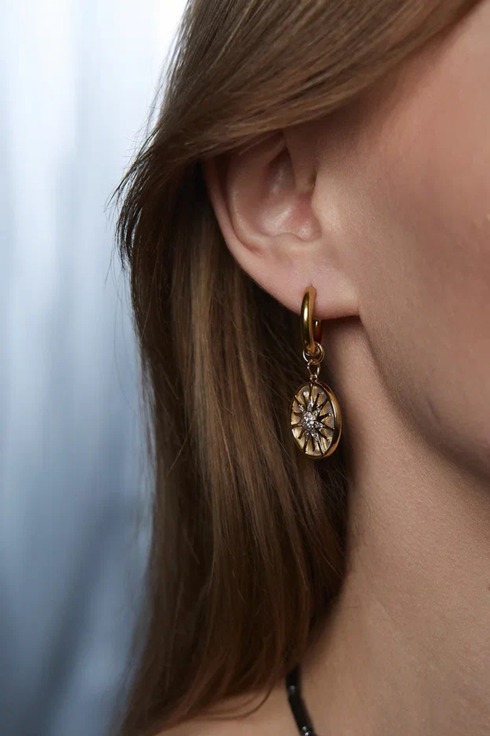 Серьги трансформеры с круглым подвесом из перламутра и цирконов с солнцем, золото