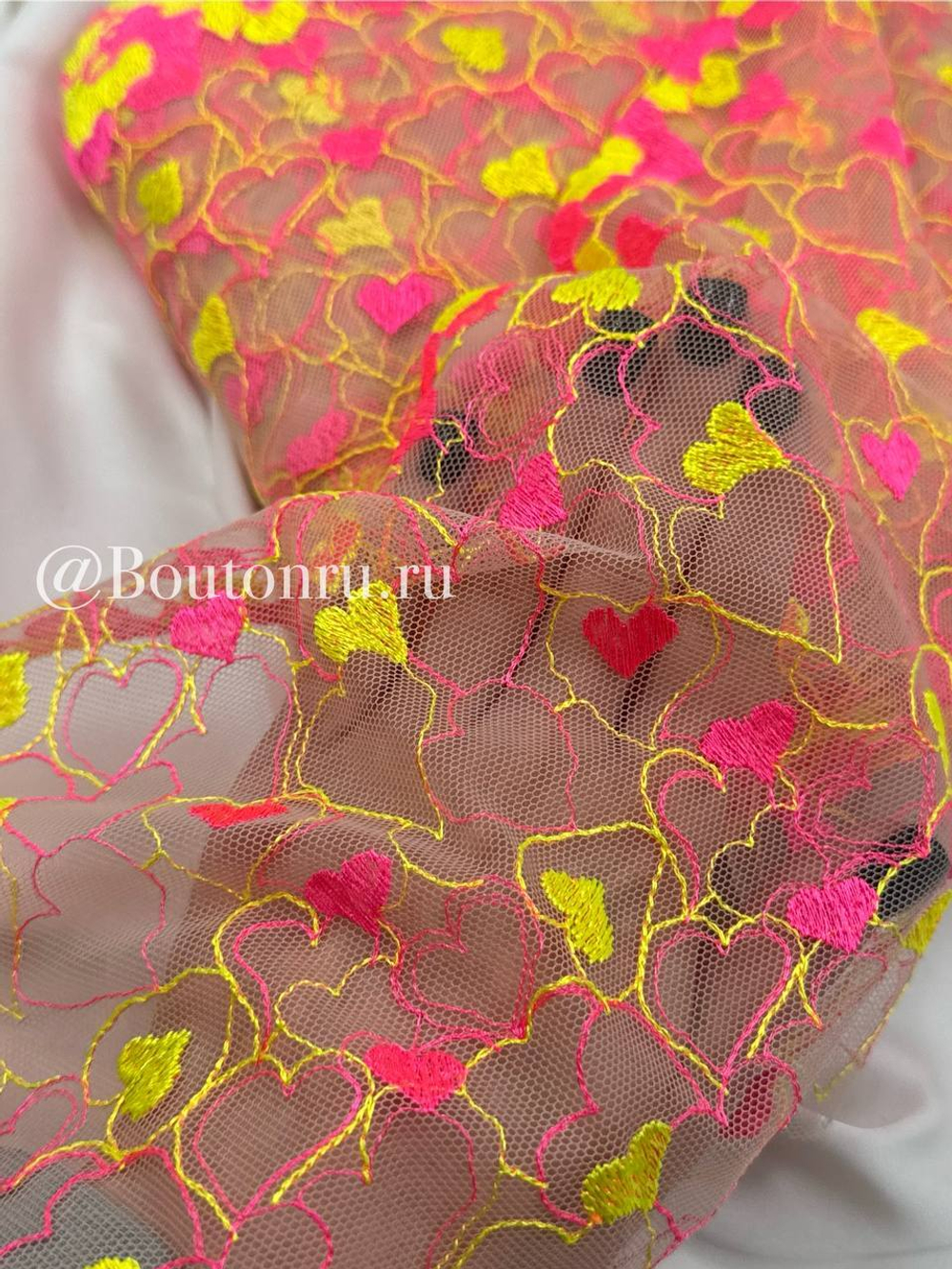 Кружево телесное с вышитыми яркими сердцами 210 мм