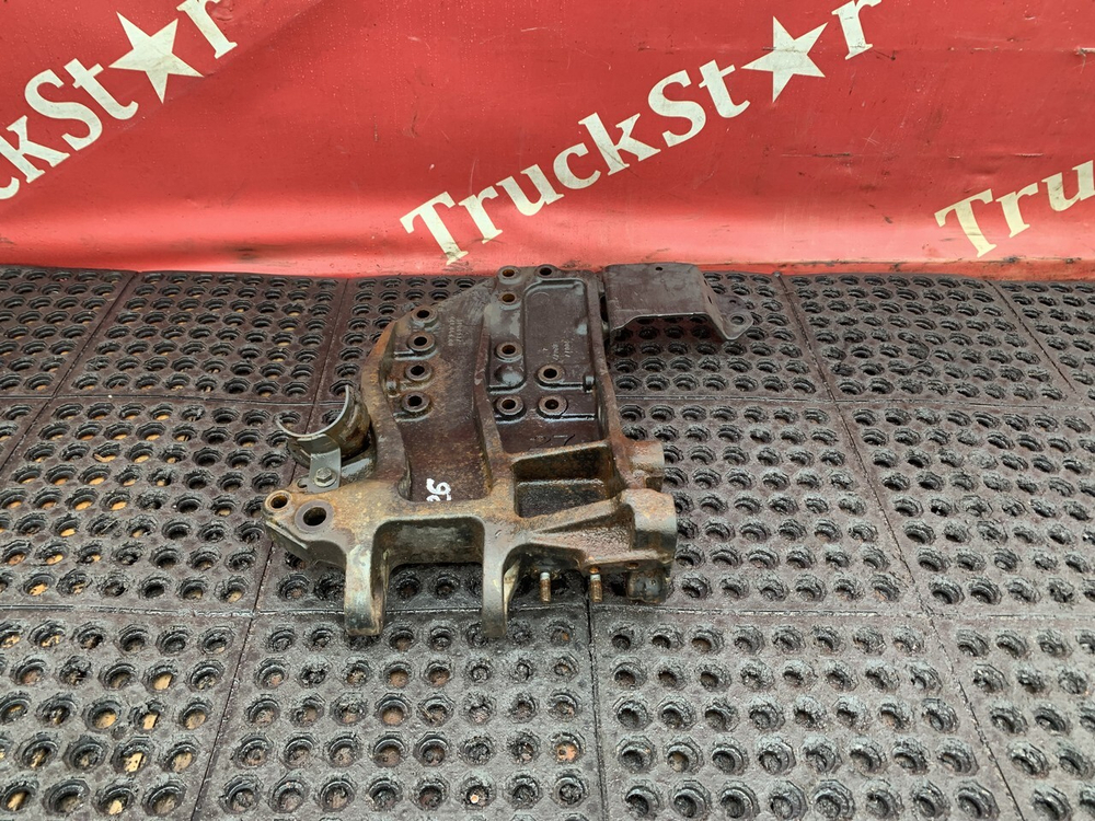 Кронштейн переднего бампера правый 2018г