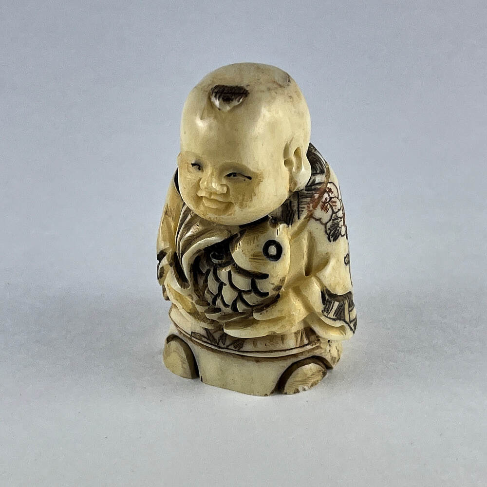 Статуэтка нэцкэ Мальчик с рыбой