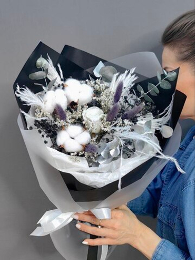 Букет из сухоцветов в бело-черной цветовой гамме