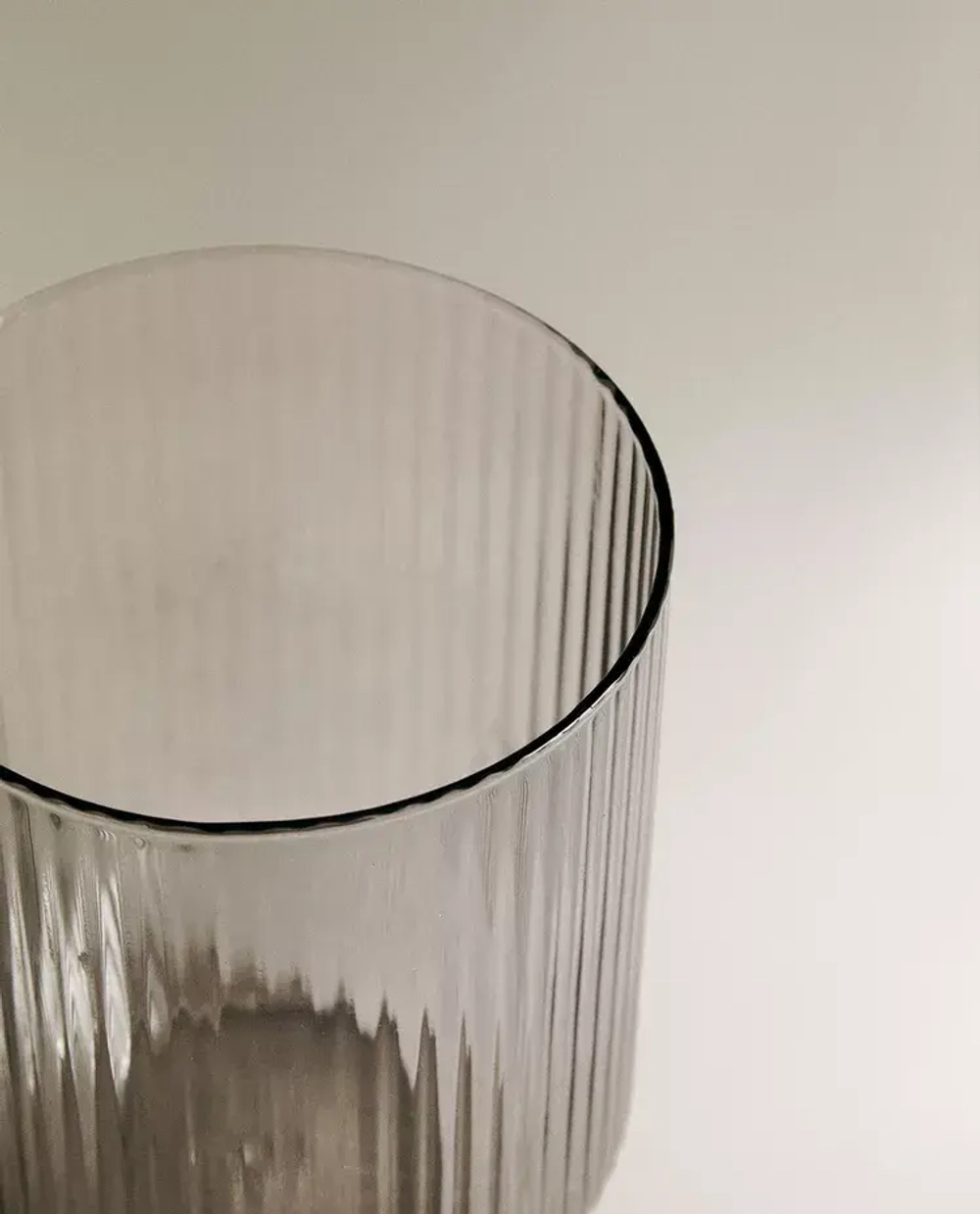 ZARA HOME СТАКАН ИЗ ТЕРМОСТОЙКОГО СТЕКЛА С РЕЛЬЕФНЫМ УЗОРОМ В ПОЛОСКУ, СЕРЫЙ