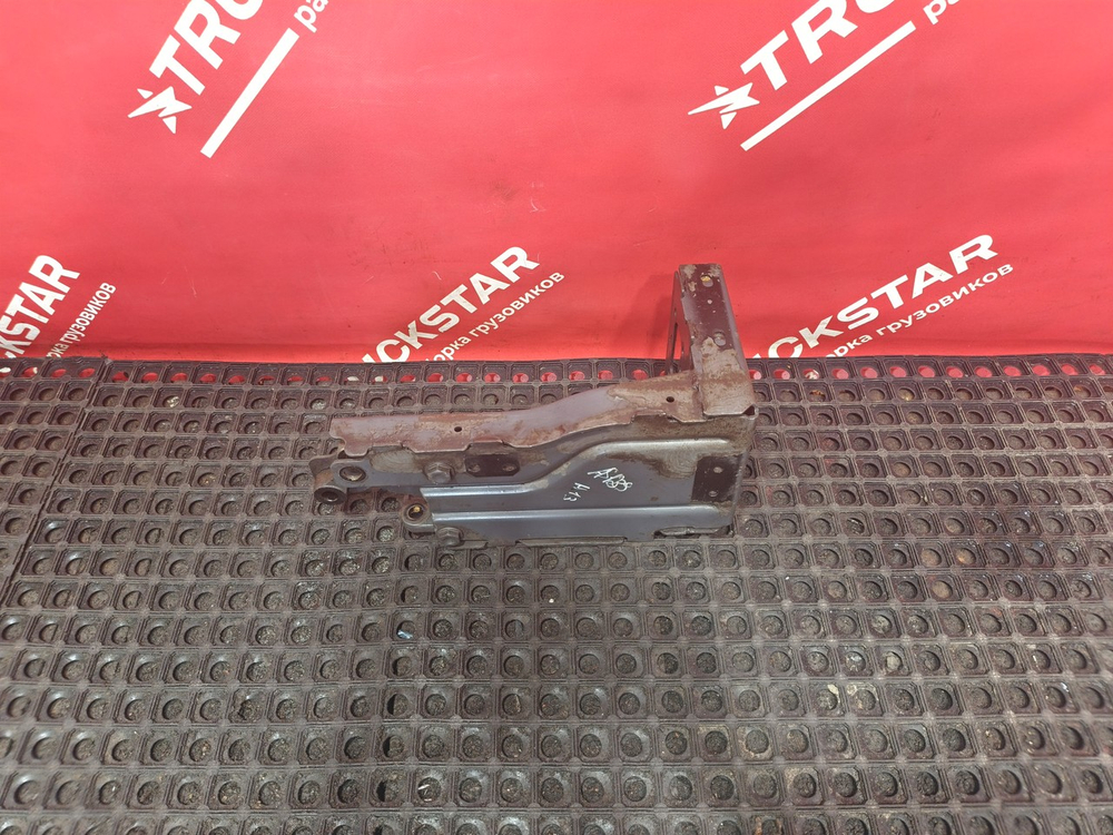 Кронштейн подножки правый