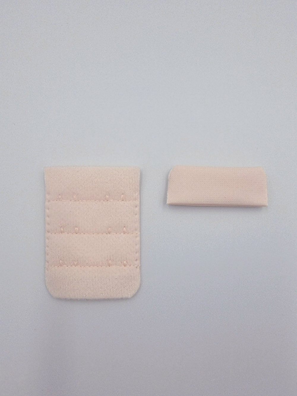 Застёжка тканевая на 2 крючка серебристый пион 3,8×5,3 см (Pantone 12-1206 TPX)