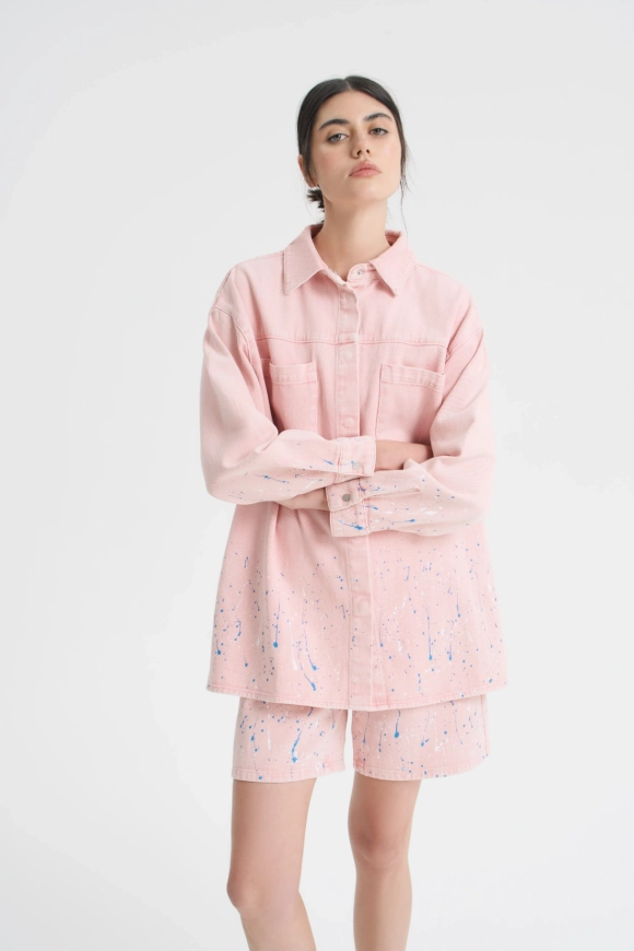 Джинсовая рубашка с принтом разбрызганной краски