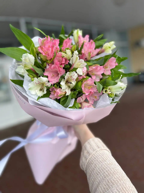 Букет розовой и белой альстромерии "Peruvian Embrace"