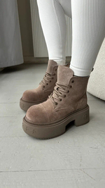 Бежевые зимние ботинки из натуральной замши