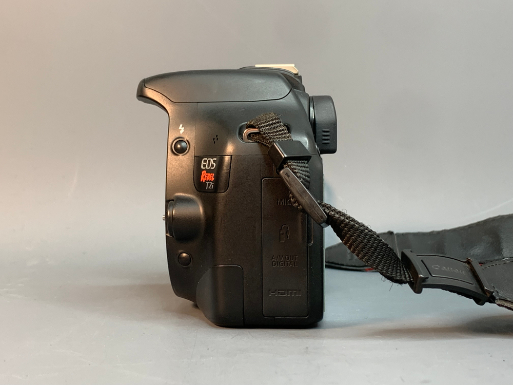 Canon EOS Rebel T2i kit 18-55mm f/3.5-5.6 IS 12.616 Кадров