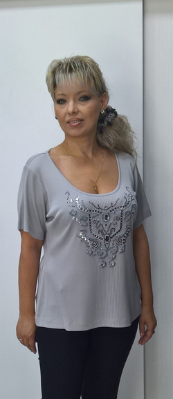 Серая шелковая футболка со стразовым принтом