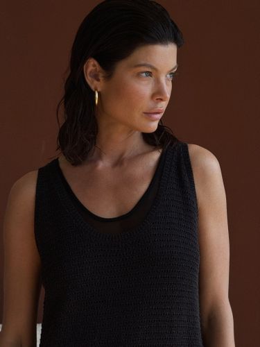 Двухслойное черное вязаное платье-макси