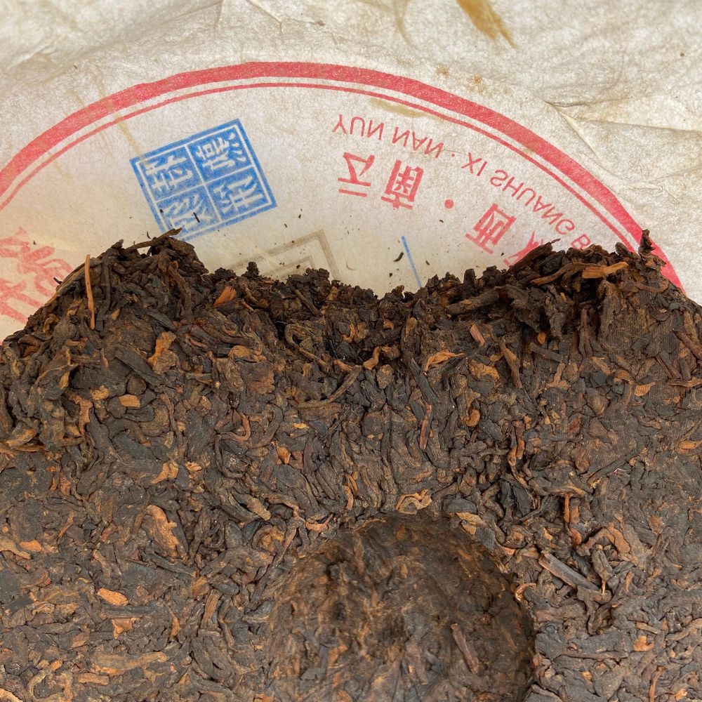 Шу пуэр. Чан Сян Гун Бин (камфорный торт) 357г. 2015 год