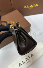 Женская сумка Alaia Le Click East West коричневого цвета
