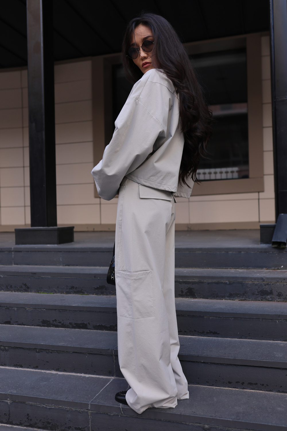 костюм: бомбер с кулиской на рукавах и карго брюки