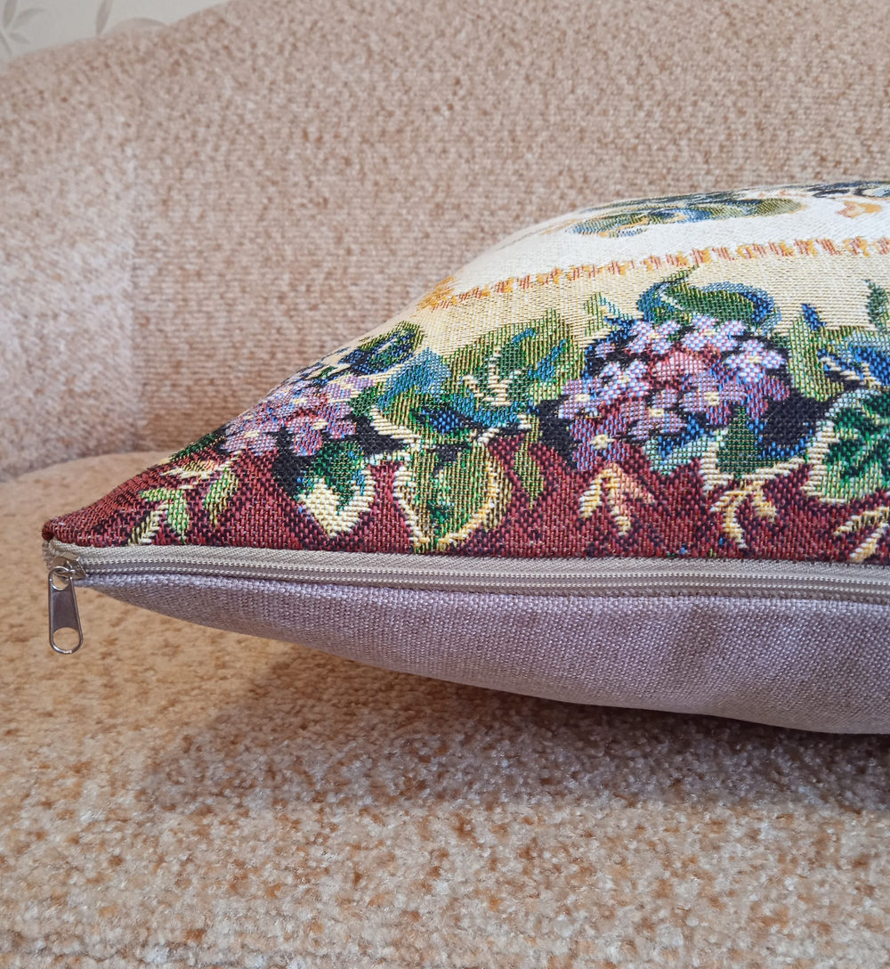 Декоративный гобеленовый чехол Сирень 47х47