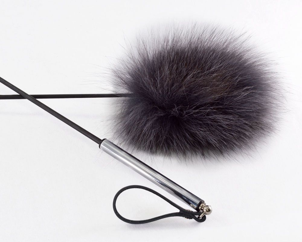 Стек с меховой хлопушкой и металлической рукоятью - 55 см. (Цвет: черный с серебристым)