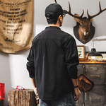 Рубашка с воротником-стойкой с одним накладным карманом и длинными рукавами.