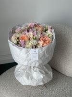 Букет из кустовых пионовидных роз, лизиантуса, маттиолы и пионовидных одноголовых роз