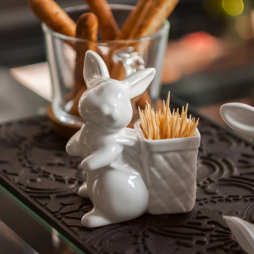 Подставка для зубочисток "Кролик с туеском"
