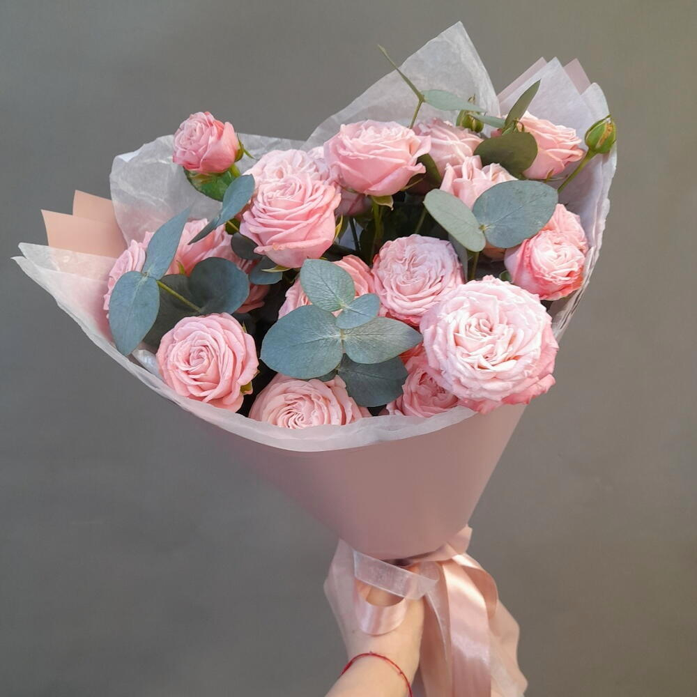 Букет из пионовидных кустовых роз