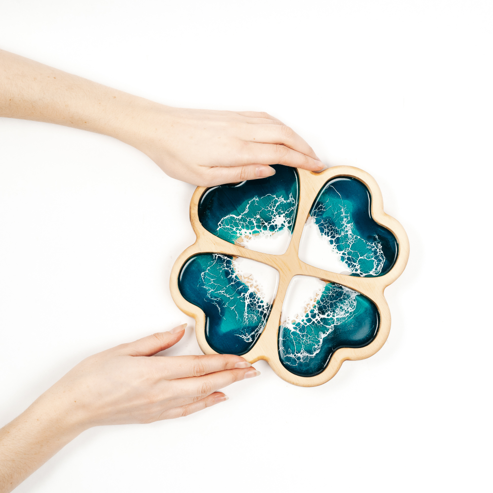 Деревянная менажница из кедра "Клевер" с эпоксидной смолой