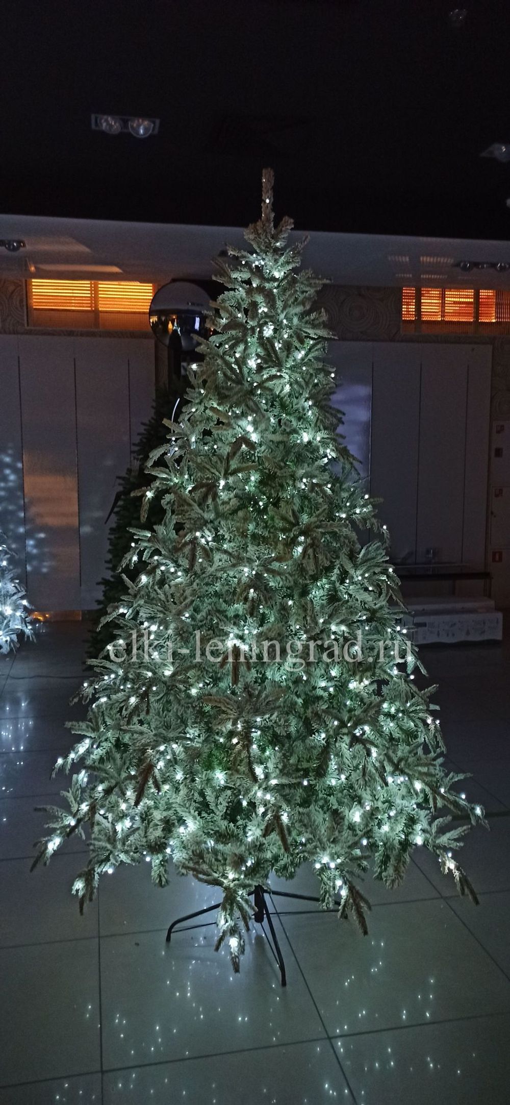 Заснеженная елка с гирляндой «Форесто» холодный свет (Литая+пвх) 180 см / 1,8 м