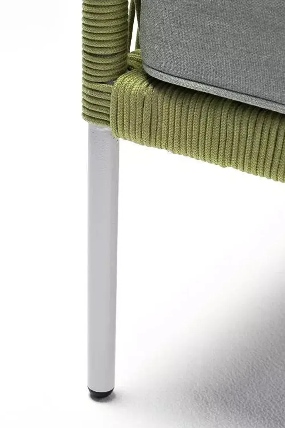 "Канны" кресло плетеное из роупа, каркас алюминий светло-серый (RAL7035) муар, роуп салатовый меланж круглый, ткань светло-серая