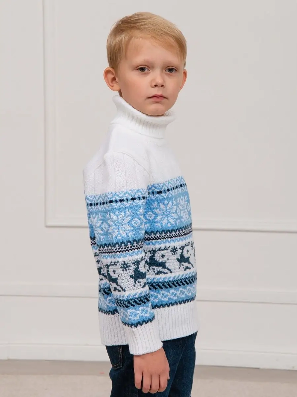 Свитер вязаный с оленями новогодний