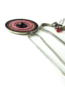 3848 Coeur de Lion – длинное колье с крупным кулоном в розово-рубиновой гамме и кристаллами Сваровски.