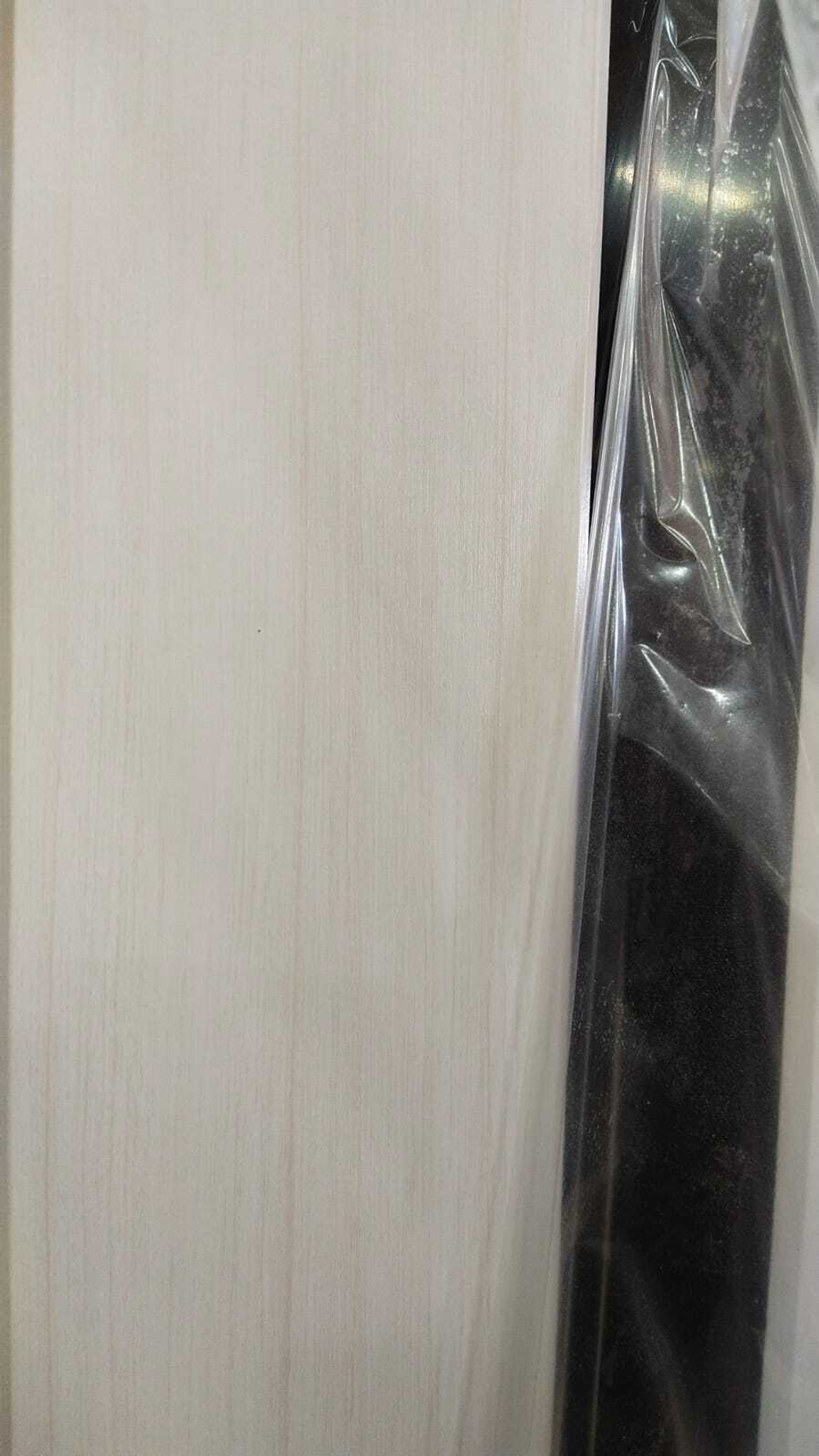 Дверь входная Лабиринт ACUSTIC 02 Сандал белый, стекло черное металлическая