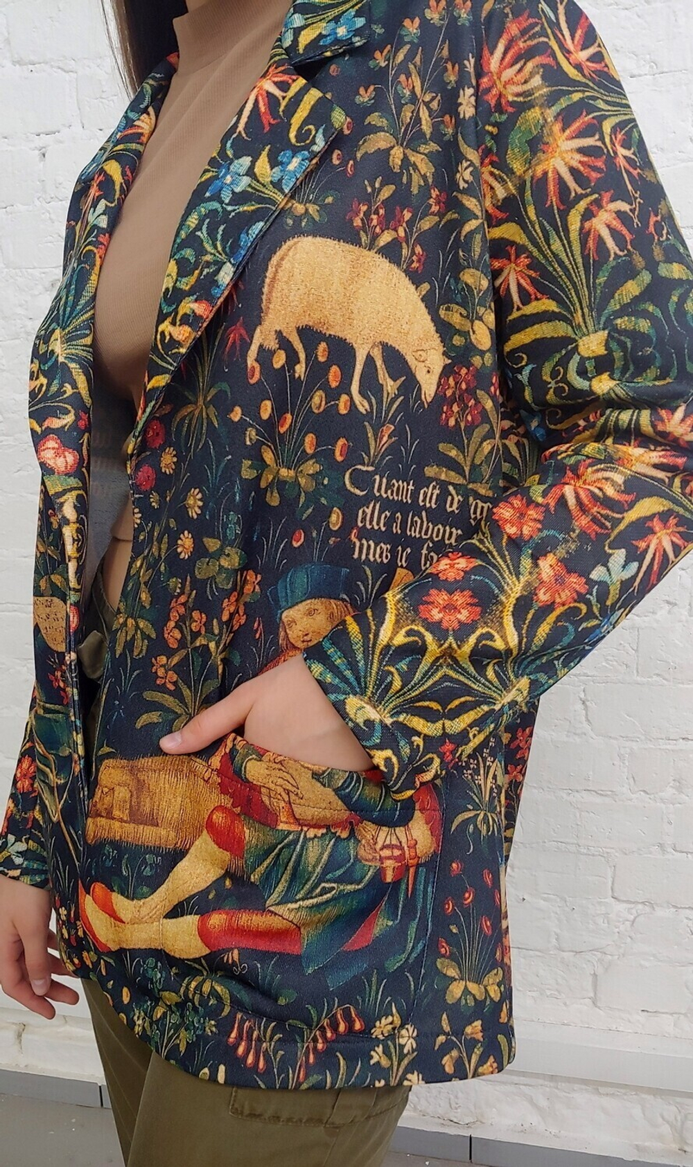 Трикотажный жакет "Средневековая пастораль", по мотивам средневекового гобелена "Пастух и пастушка" (выполненного в технике мильфлёр)